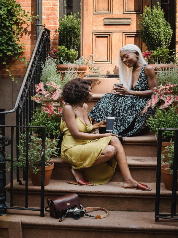Visuel deux femmes escalier
