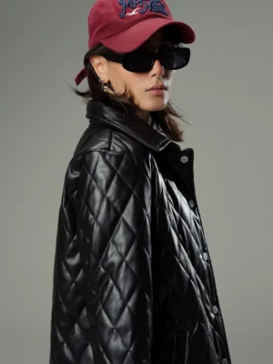 Femme portant une casquette et un blouson noir